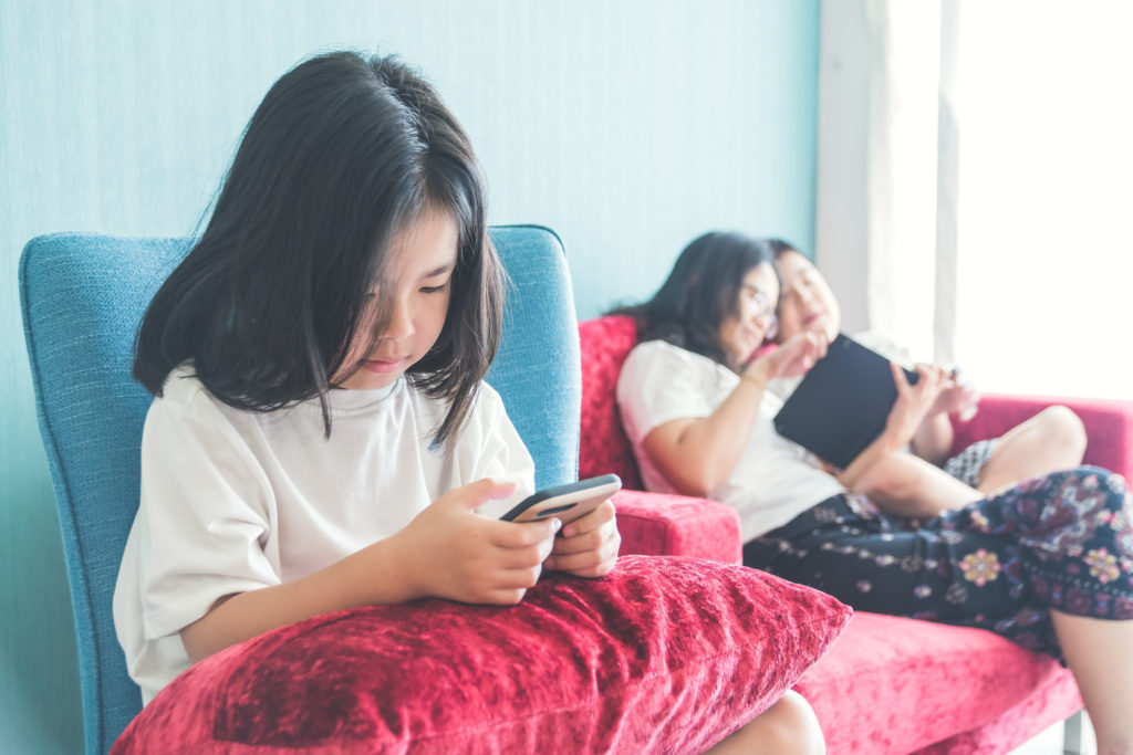 Children using mobile devices. Conversation with Optometrist shares about eyecare tips.