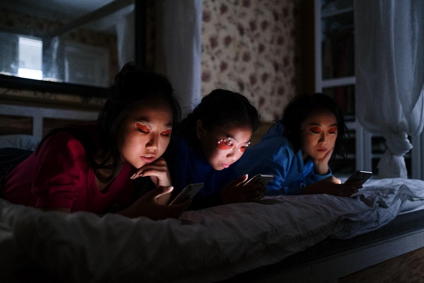 kids using devices before bed