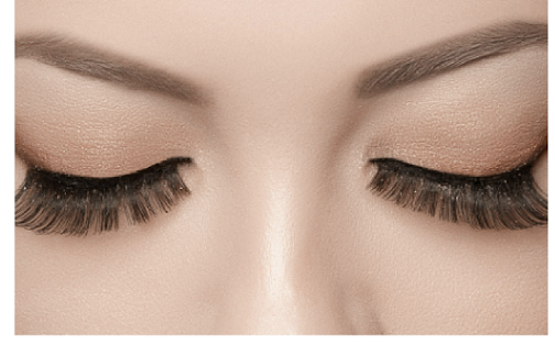 woman with eyelash extensions